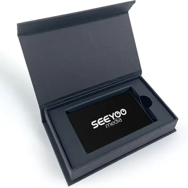 Geöffnete schwarze Geschenkbox mit digitalem Bildschirm.